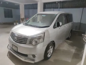 Toyota Noah 2011 Silver