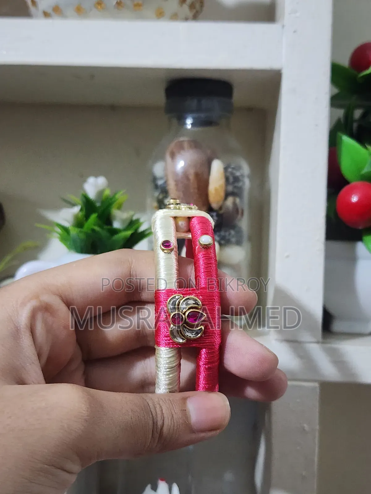 "সাজটা সাধারণ, কিন্তু চুড়িটা রংকাব্যের ! "