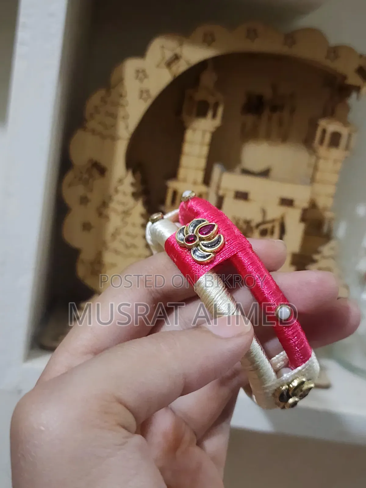 "সাজটা সাধারণ, কিন্তু চুড়িটা রংকাব্যের ! "