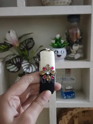 সিম্পল কিন্তু নজরকাড়া ডিজাইন, যা যেকোনো পোশাকের সাথে মানিয়ে যাবে।