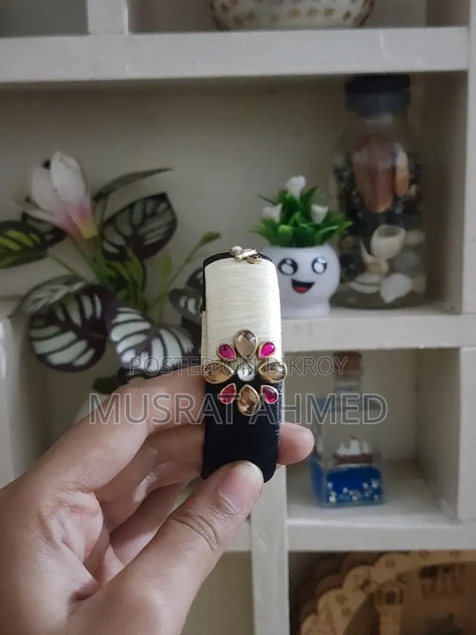 সিম্পল কিন্তু নজরকাড়া ডিজাইন, যা যেকোনো পোশাকের সাথে মানিয়ে যাবে।
