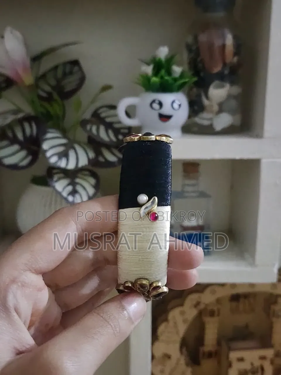 সিম্পল কিন্তু নজরকাড়া ডিজাইন, যা যেকোনো পোশাকের সাথে মানিয়ে যাবে।