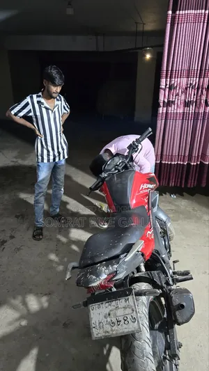 হোন্ডা হর্নেট ২০১৭ লাল