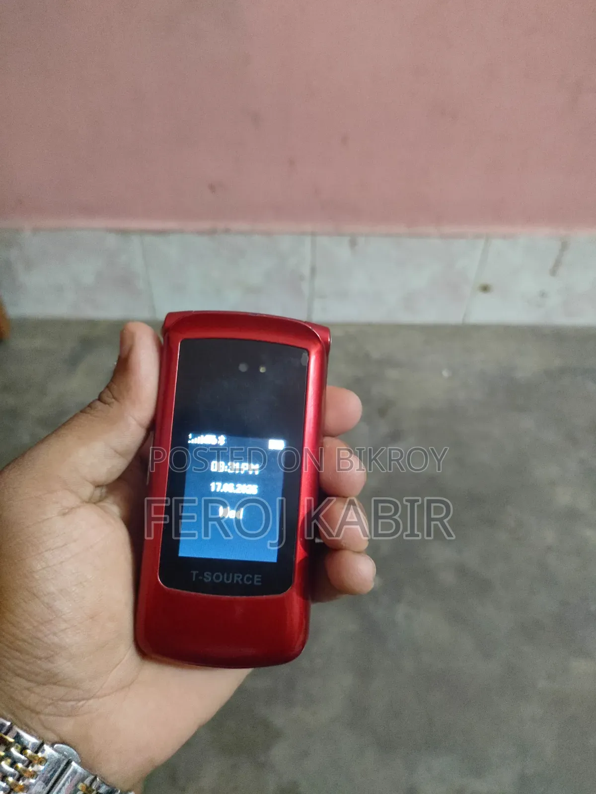মোবাইল ফোন লাল