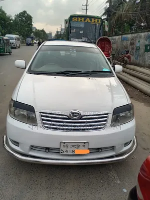 টয়োটা করোলা ২০০৪ সাদা