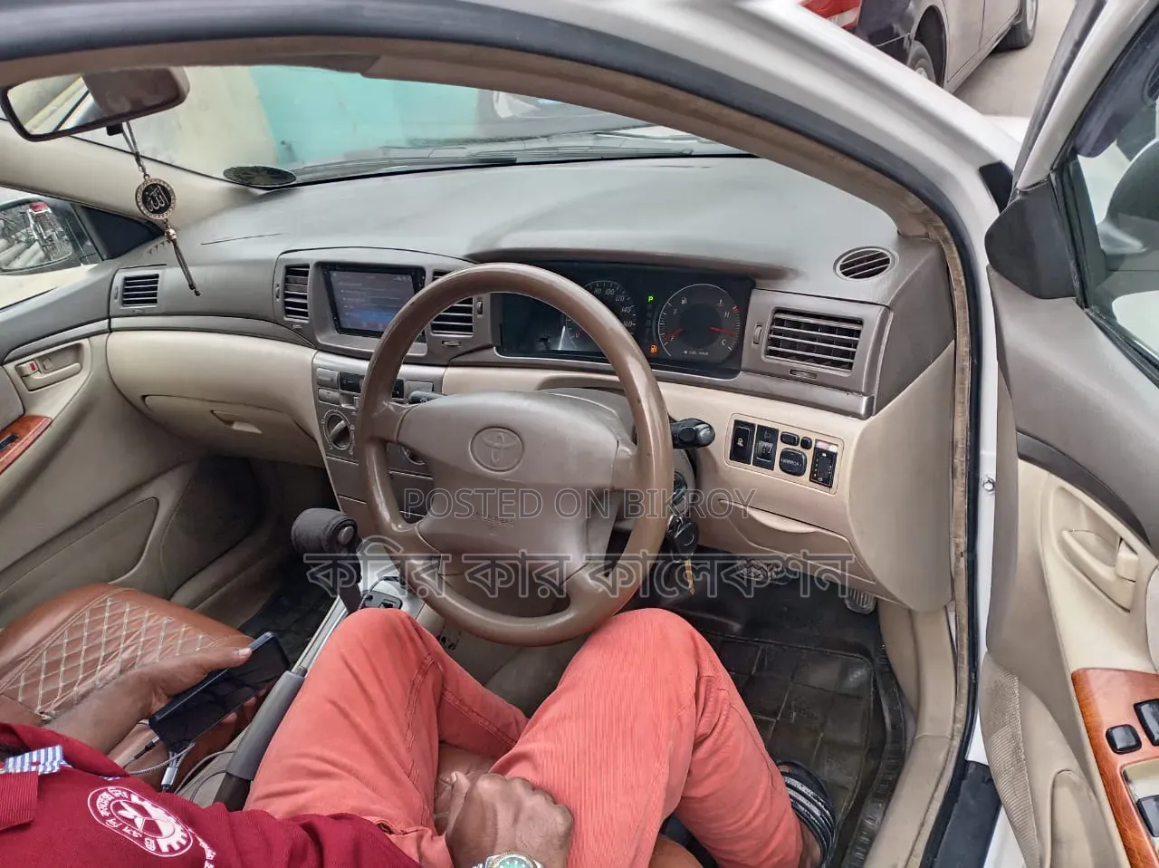 টয়োটা করোলা ২০০৪ সাদা