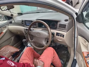 টয়োটা করোলা ২০০৪ সাদা