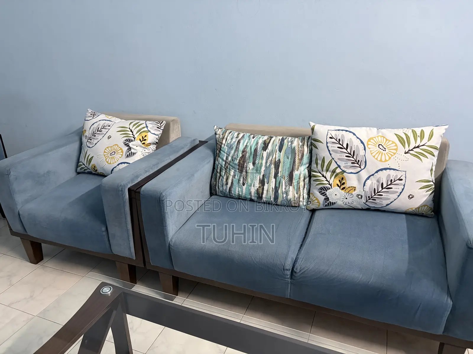 ৫ সিটার সোফা নীল এবং রুপালি অ্যাকসেন্ট সহ