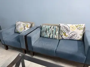 ৫ সিটার সোফা নীল এবং রুপালি অ্যাকসেন্ট সহ