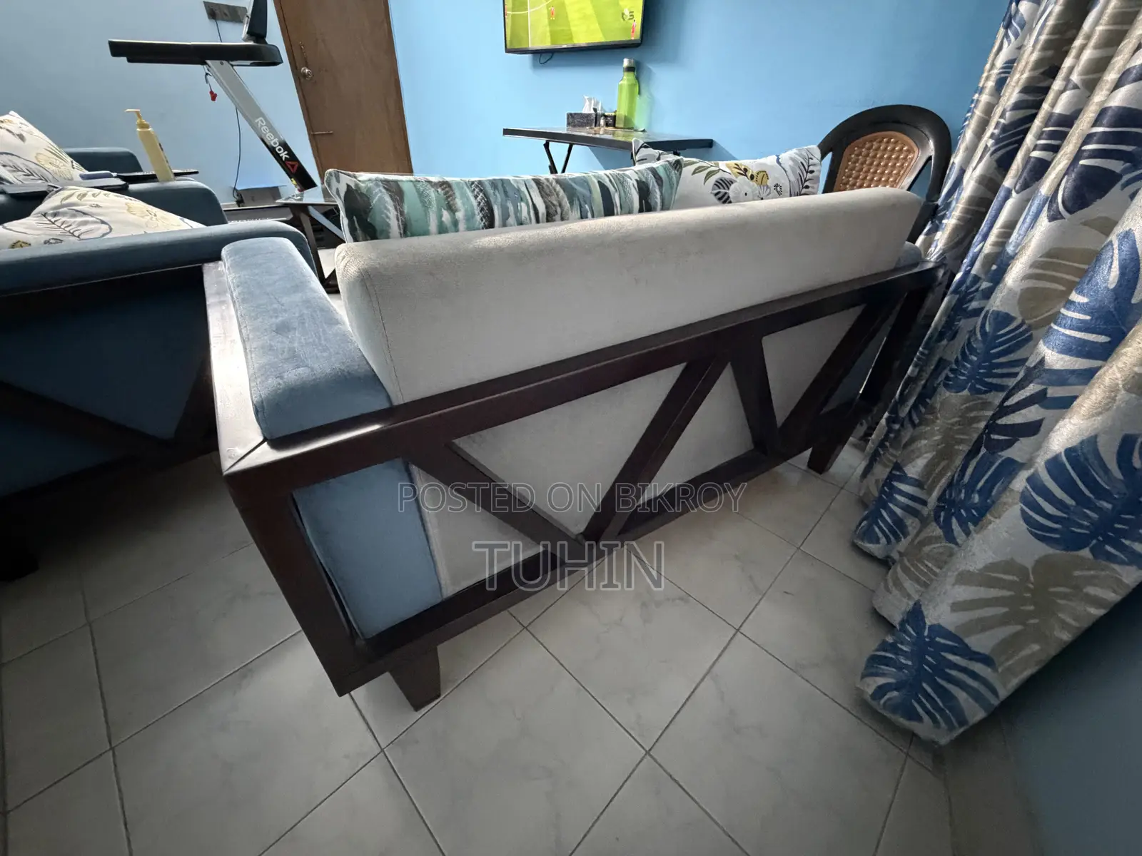 ৫ সিটার সোফা নীল এবং রুপালি অ্যাকসেন্ট সহ