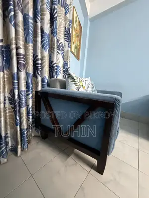 ৫ সিটার সোফা নীল এবং রুপালি অ্যাকসেন্ট সহ