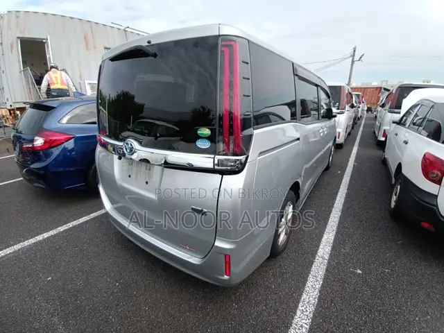 Toyota Noah 2021 Silver