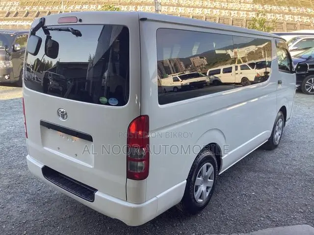 Toyota HiAce 2021 White