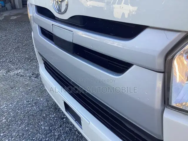 Toyota HiAce 2021 White