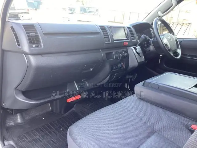 Toyota HiAce 2021 White