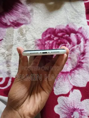 Apple iPhone XR 64 GB White