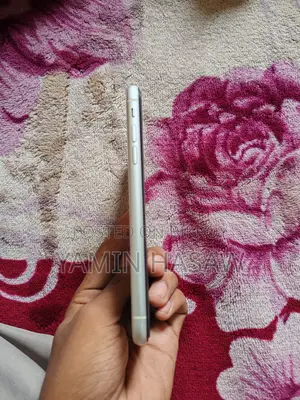 Apple iPhone XR 64 GB White