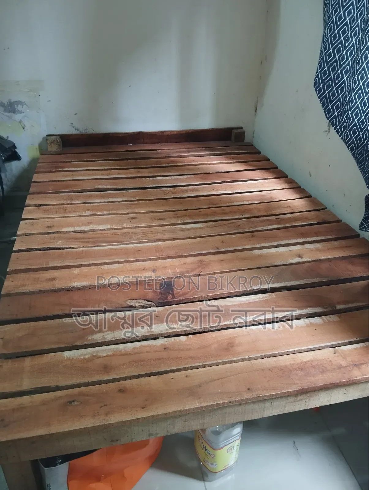 Wooden double bed, can accommodate two people, completely new bed.