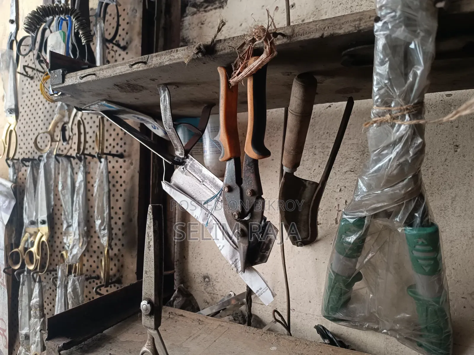 এখানে কৃষি যন্ত্রপাতি এবং গার্মেন্টসের ছুরি এবং ফাইলের ছুরি চাইনিজ ছুর