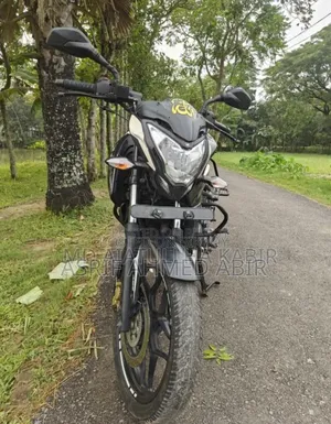 বাজাজ পালসার এনএস ২০০ ২০২০ সাদা