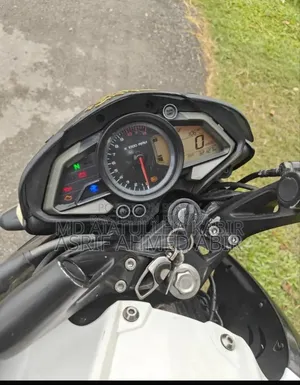 বাজাজ পালসার এনএস ২০০ ২০২০ সাদা