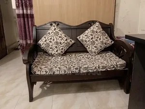 দারুণ কন্ডিশনে ৫ সিটের (২+২+১) সোফা সেট