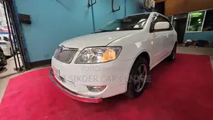 টয়োটা করোলা ২০০৫ সাদা