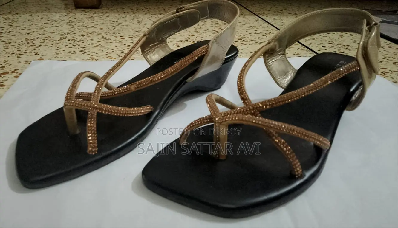 Titlet.T. ফ্যাশন স্যান্ডেল কালো সোল বৈশিষ্ট্যযুক্ত