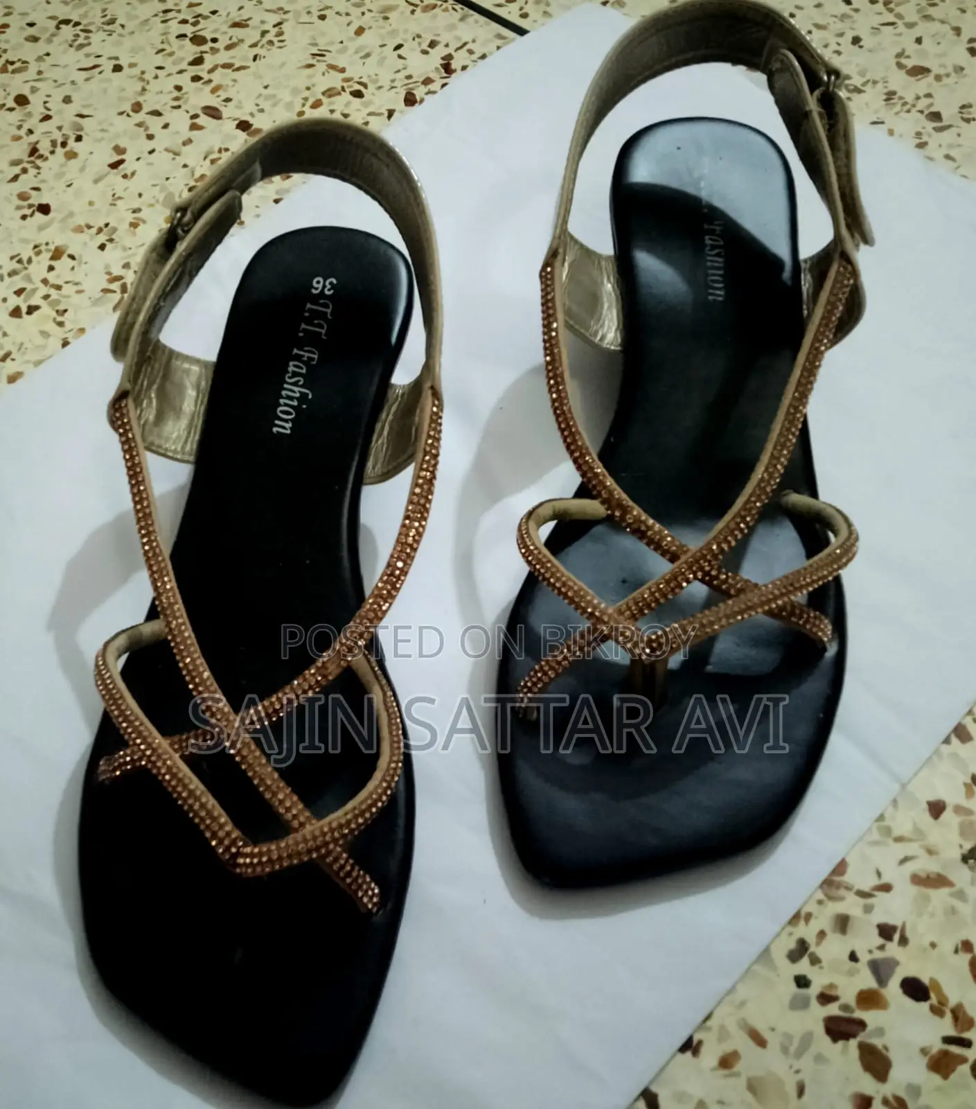 Titlet.T. ফ্যাশন স্যান্ডেল কালো সোল বৈশিষ্ট্যযুক্ত
