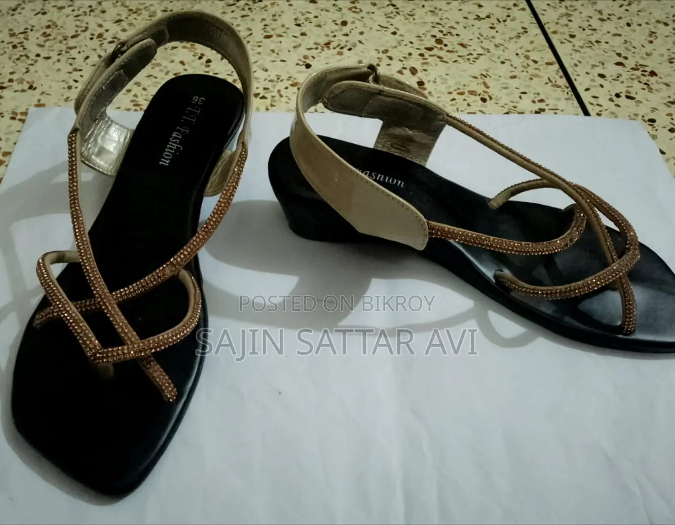 Titlet.T. ফ্যাশন স্যান্ডেল কালো সোল বৈশিষ্ট্যযুক্ত