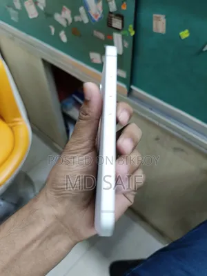 Apple iPhone 16e 128 GB White