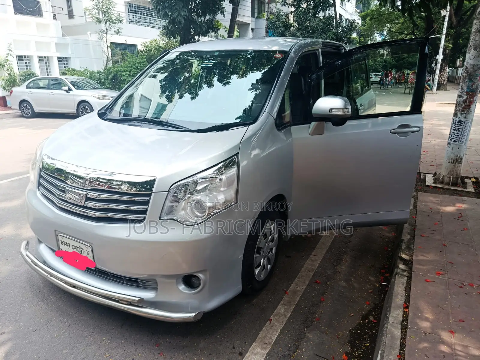Toyota Noah 2012 Silver
