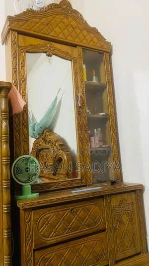 শোকেস এবং ড্রেসিং টেবিল বিক্রি