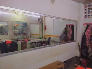 সেলুনের দোকান ও ডেকোরেশন সহ সকল মালামাল বিক্রি করা হবে
