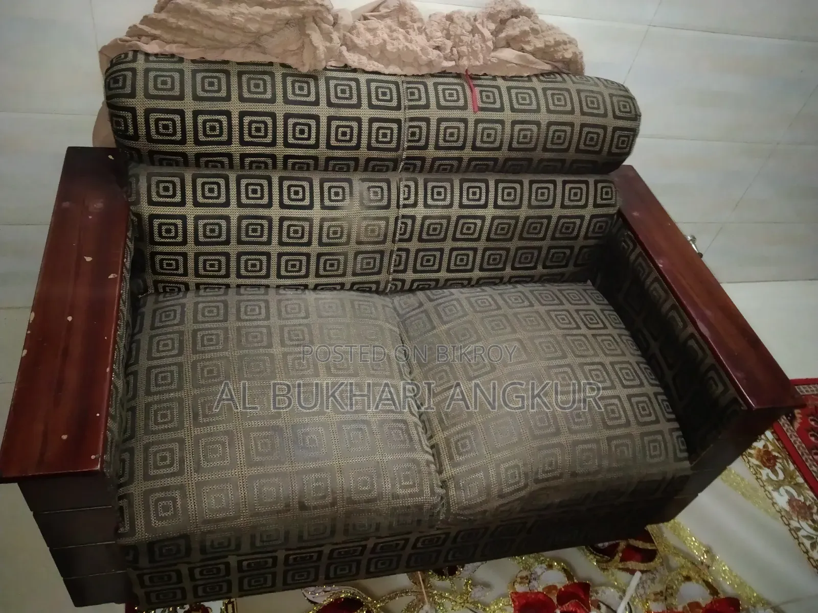 ৫ সিটের সোফার সেট, সোফার কাবার এবং একটি কাঁচের টি টেবিল।