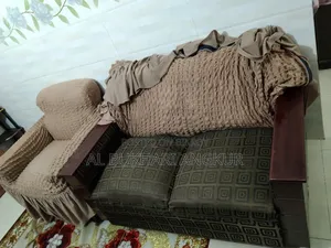 ৫ সিটের সোফার সেট, সোফার কাবার এবং একটি কাঁচের টি টেবিল।