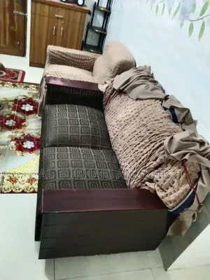 ৫ সিটের সোফার সেট, সোফার কাবার এবং একটি কাঁচের টি টেবিল।