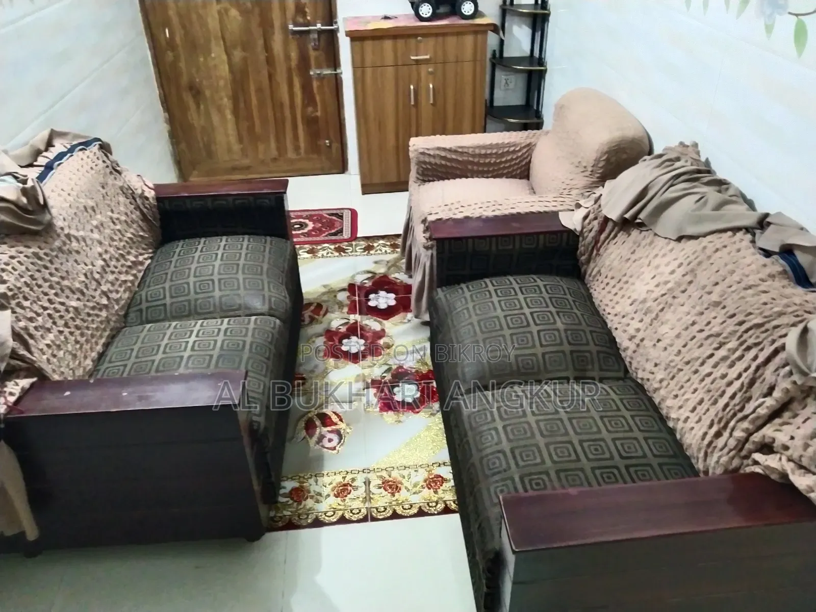 ৫ সিটের সোফার সেট, সোফার কাবার এবং একটি কাঁচের টি টেবিল।