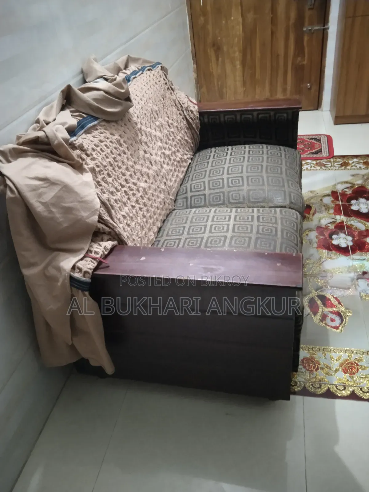 ৫ সিটের সোফার সেট, সোফার কাবার এবং একটি কাঁচের টি টেবিল।
