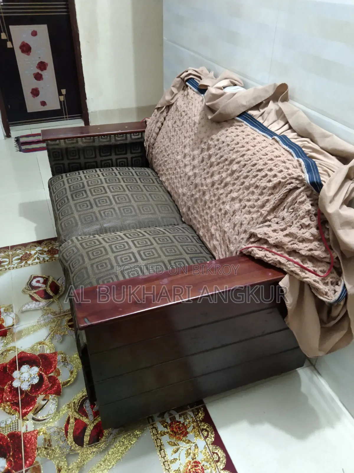 ৫ সিটের সোফার সেট, সোফার কাবার এবং একটি কাঁচের টি টেবিল।