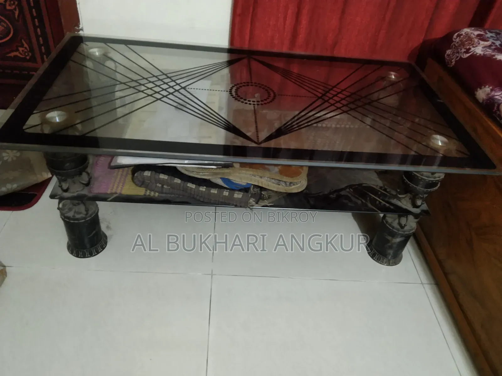 ৫ সিটের সোফার সেট, সোফার কাবার এবং একটি কাঁচের টি টেবিল।
