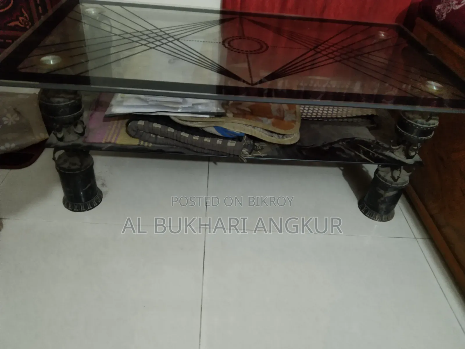 ৫ সিটের সোফার সেট, সোফার কাবার এবং একটি কাঁচের টি টেবিল।