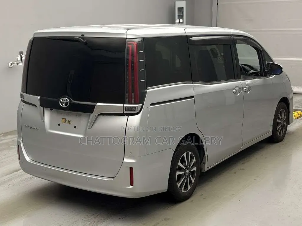 Toyota Esquire 2021 Silver