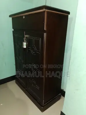 জুতা রাখার একটা আধুনিক ডিজাইনের রেক বিক্রি হবে।