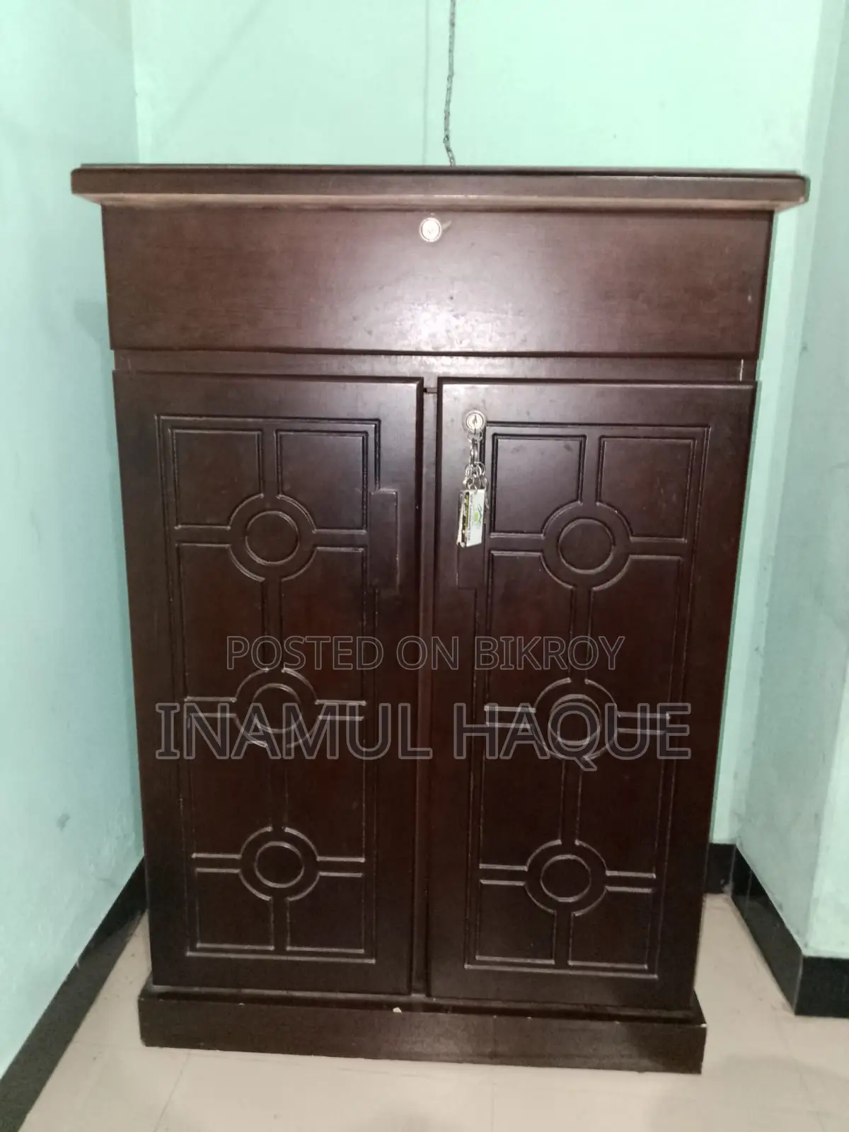 জুতা রাখার একটা আধুনিক ডিজাইনের রেক বিক্রি হবে।