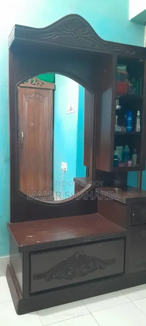 ড্রেসিং টেবিল