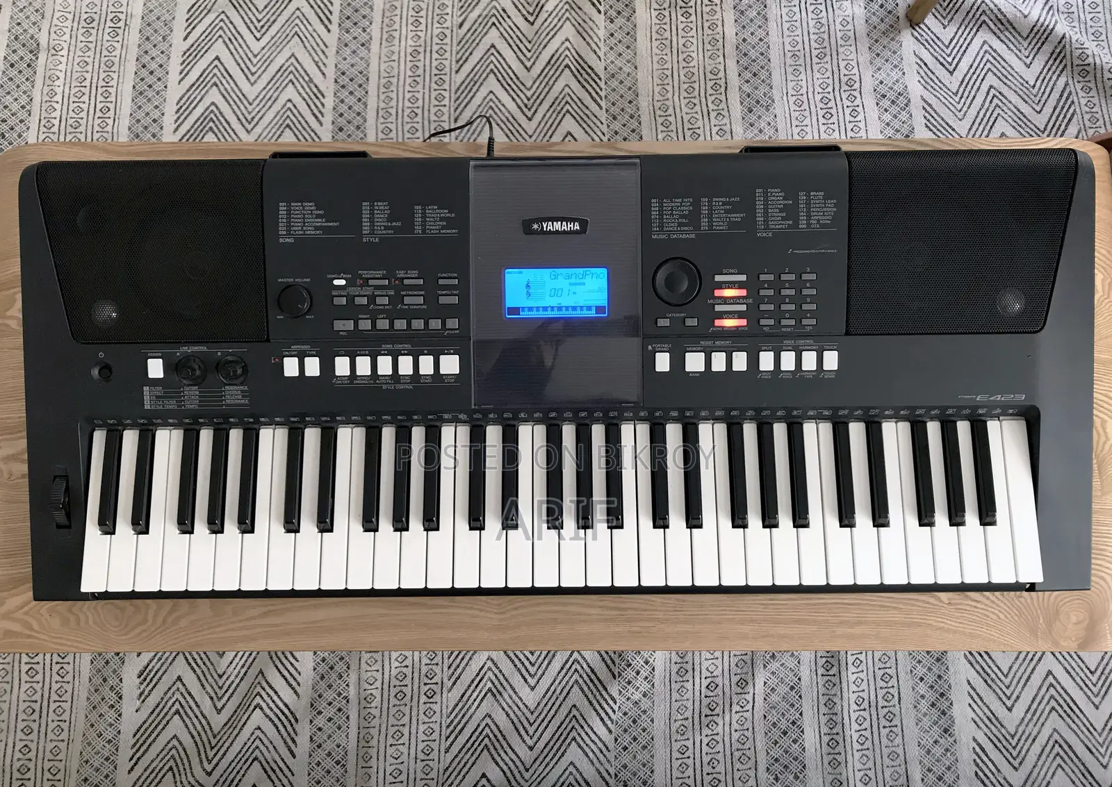 Yamaha PSR E-423 Touch-Sensitive Keyboard (Midi + Live!)