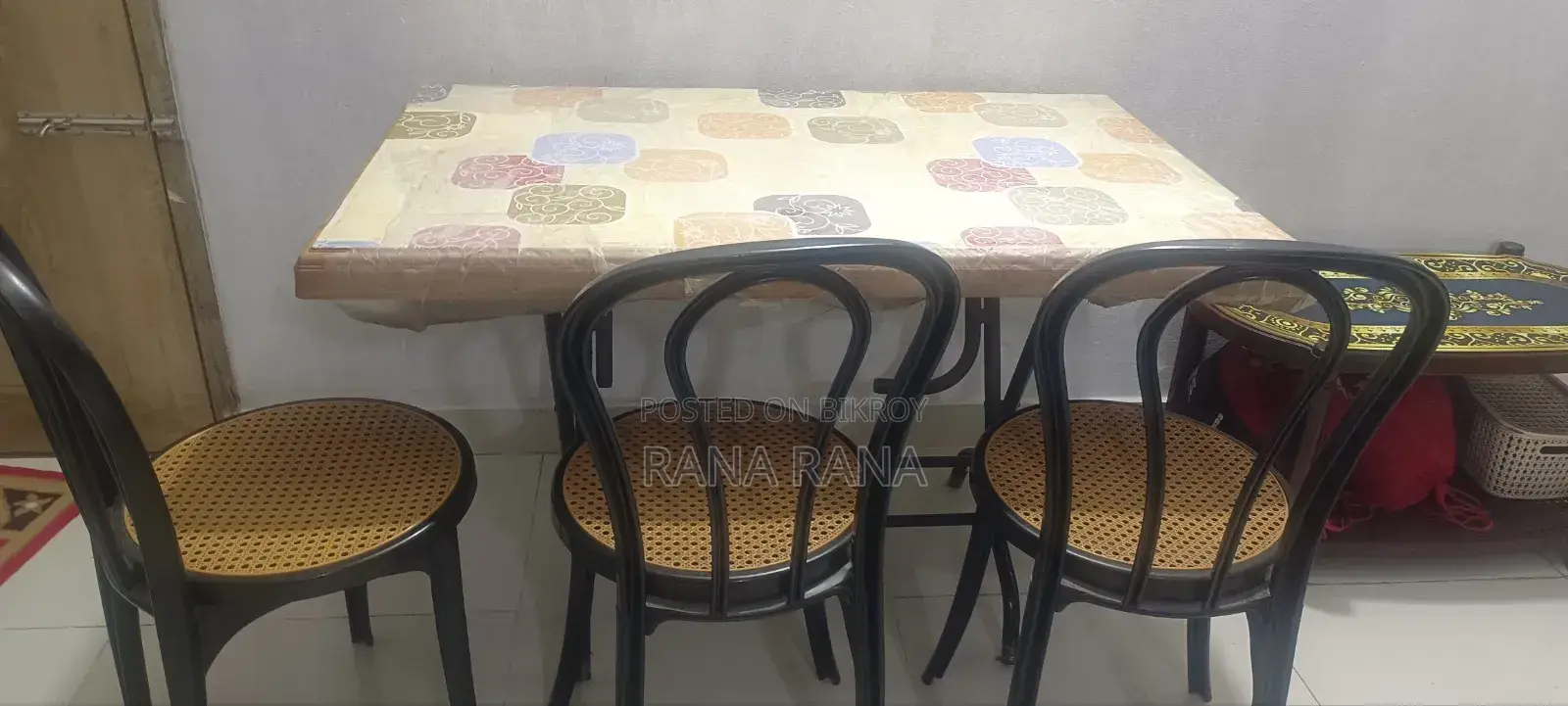 ডাইনিং টেবিল চেয়ার