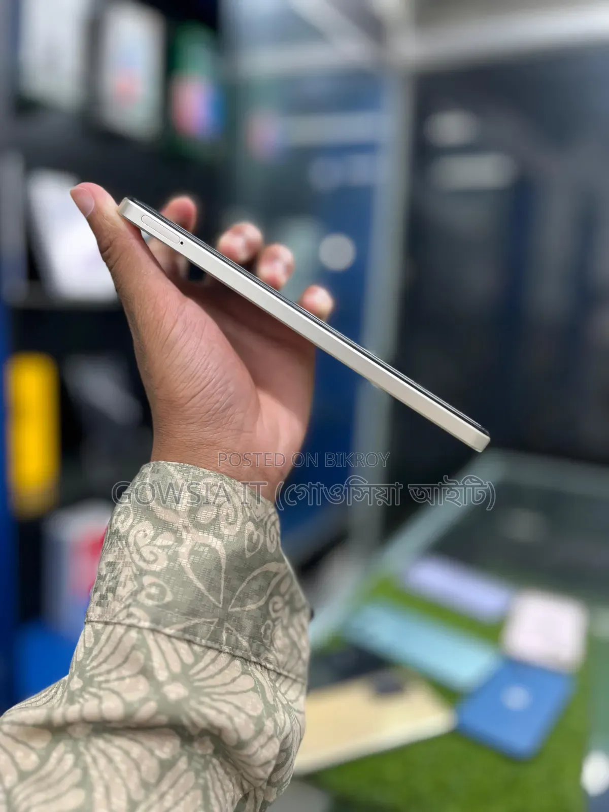 Realme 4 GB Gold