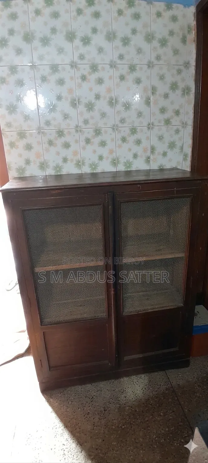 একটি মিটসেফ বিক্রি হবে